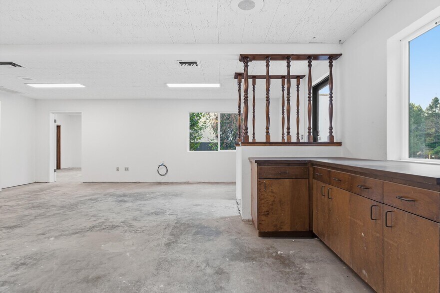 More Photos Of 9550 Main St, Penngrove Showroom For Lease