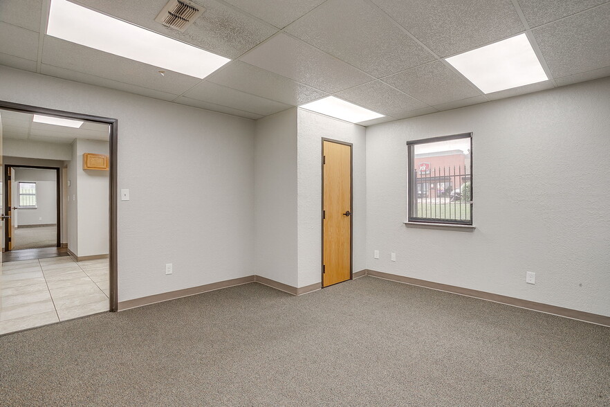 More Photos Of 2030 S Las Vegas Trl, White Settlement Office For Sale
