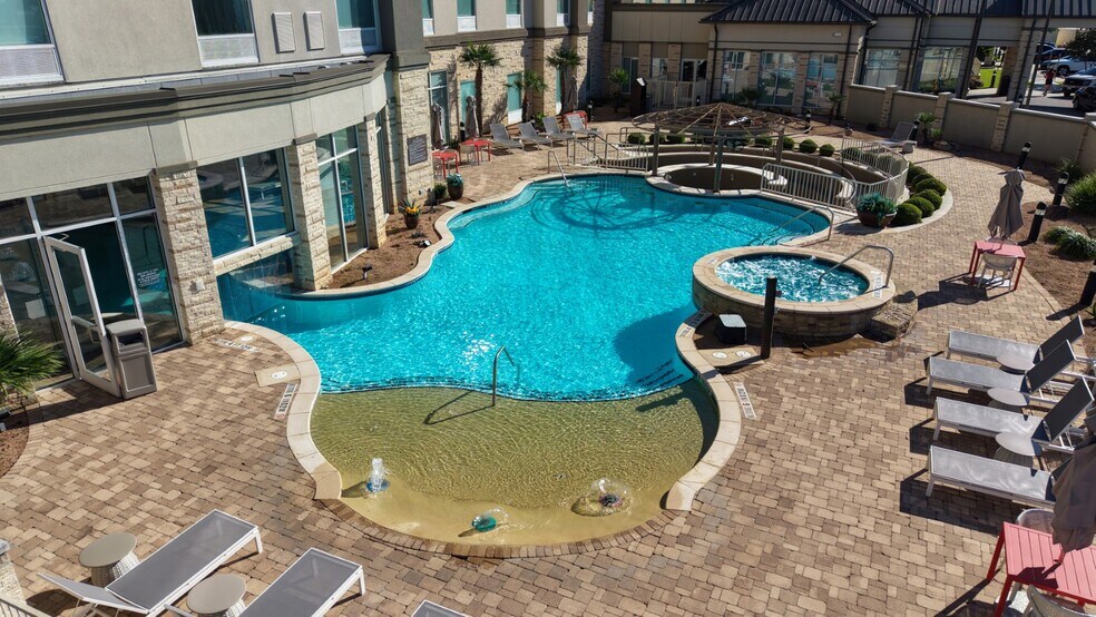 More Photos Of 123 Huvar St, Victoria Hotel For Sale