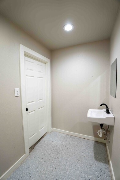 More Photos Of 220 Ken Dr, Sherman Warehouse For Lease