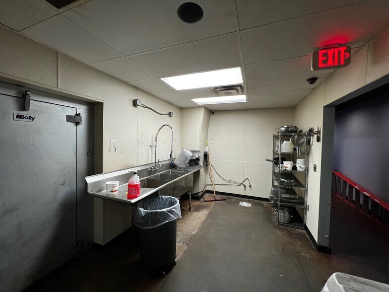 More Photos Of 1641 W 15th St, Fayetteville Freestanding For Lease