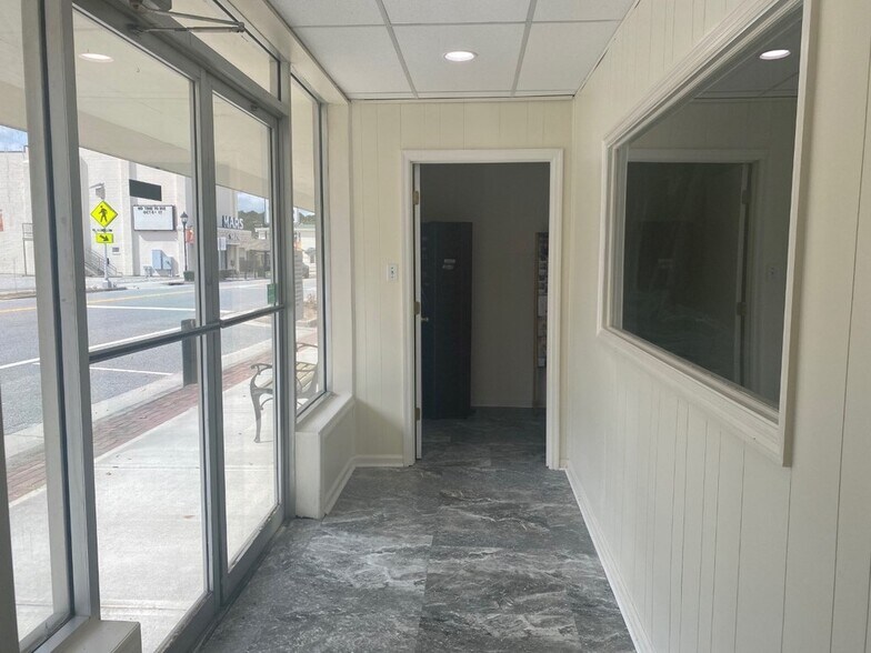 More Photos Of 123 S Laurel St, Springfield Storefront Retail Office For Sale