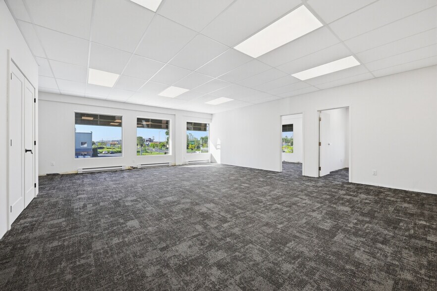 More Photos Of 1015 Boul Lionel-Boulet, Varennes Warehouse For Lease