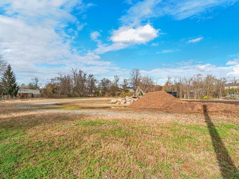 More Photos Of 307-321 S Washington St, Hendersonville Land For Lease