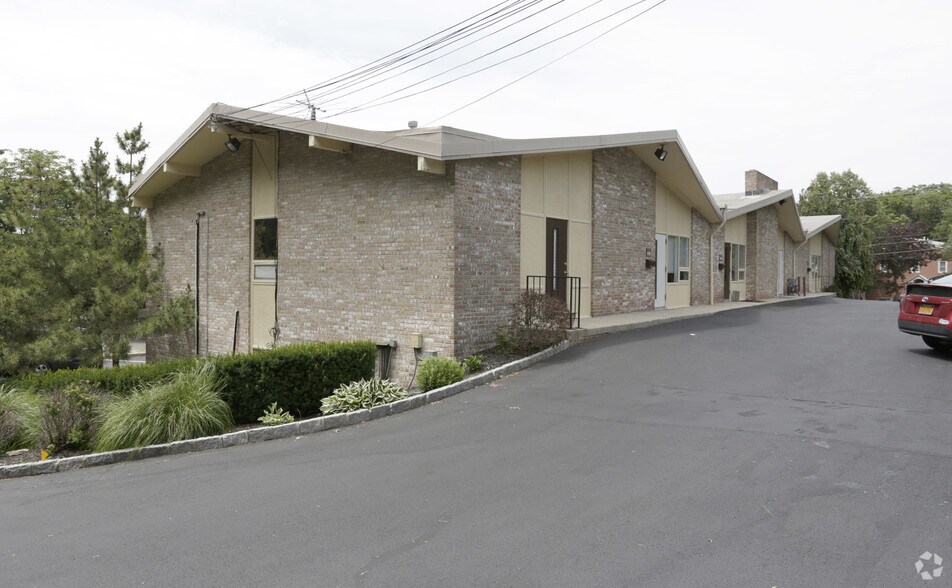 More Photos Of 158 E Main St, Huntington Medical For Lease