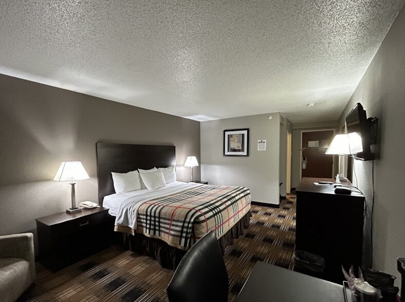 More Photos Of 3 Gateway Square Dr, Monroe City Hotel For Sale