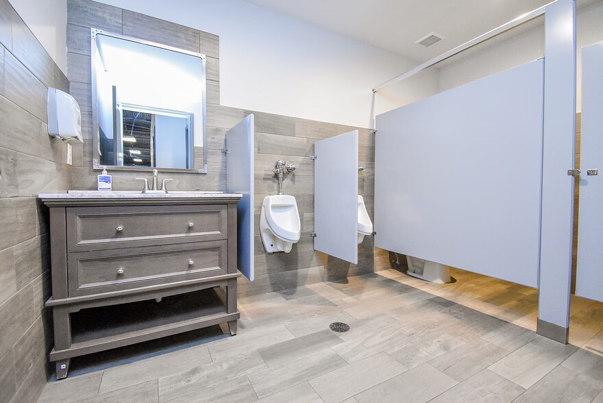 More Photos Of 19419 N Freeway, Spring General Retail For Sale