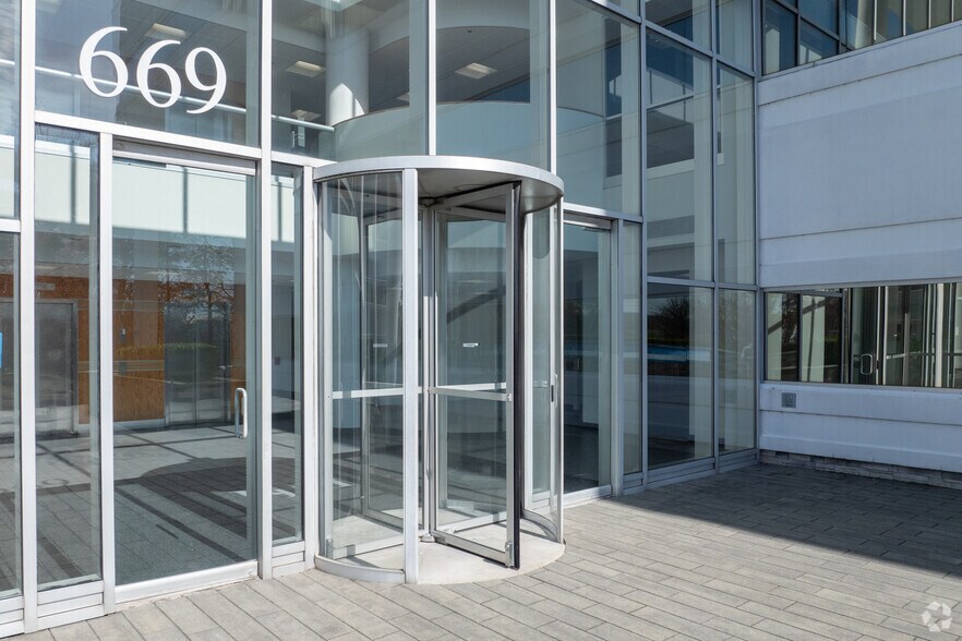 More Photos Of 669 River Dr, Elmwood Park Office For Lease