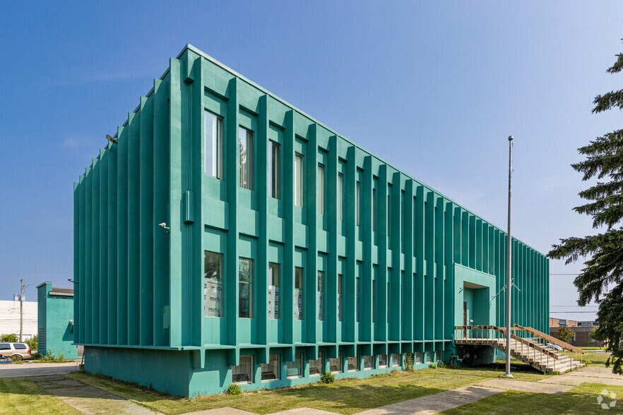 More Photos Of 245 Boul Hymus, Pointe-claire Office For Lease