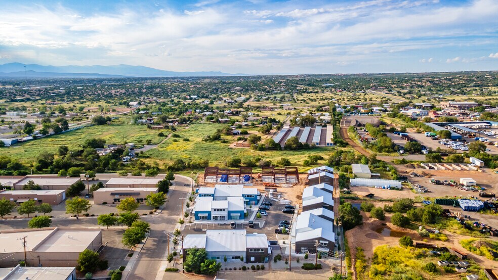 More Photos Of 1189 Parkway Dr, Santa Fe Showroom For Sale