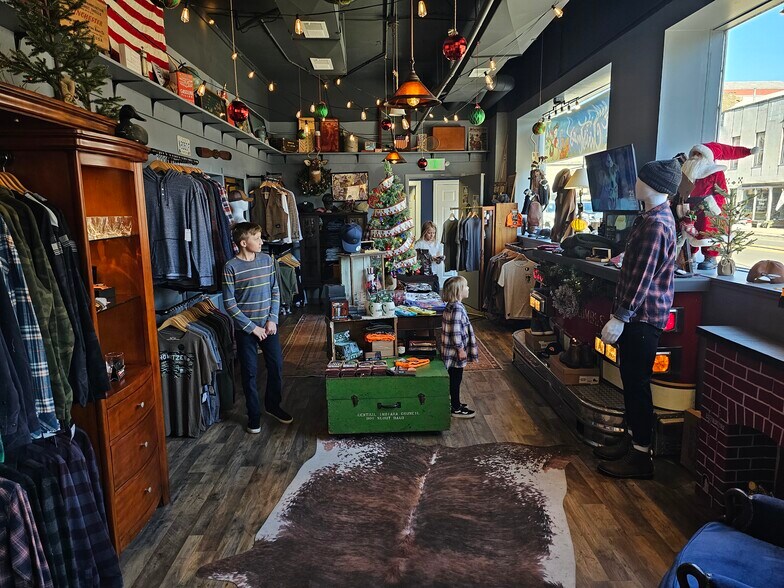 More Photos Of 40 Monument Sq, Urbana General Retail For Sale