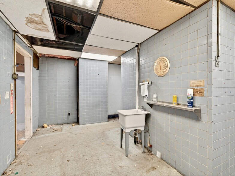 More Photos Of 9 S Main St, Manchester Storefront Retail Residential For Sale