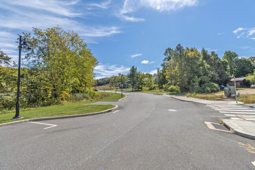 More Photos Of 11 Edgewater Cir, East Hampton Office For Lease