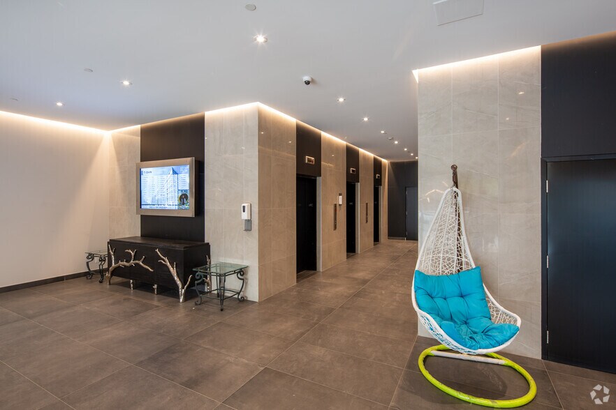 More Photos Of 111 Rue Chabanel O, Montréal Office For Lease