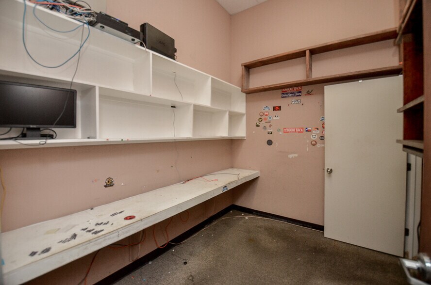 More Photos Of 8050 N Sam Houston Pky W, Houston Storefront For Lease