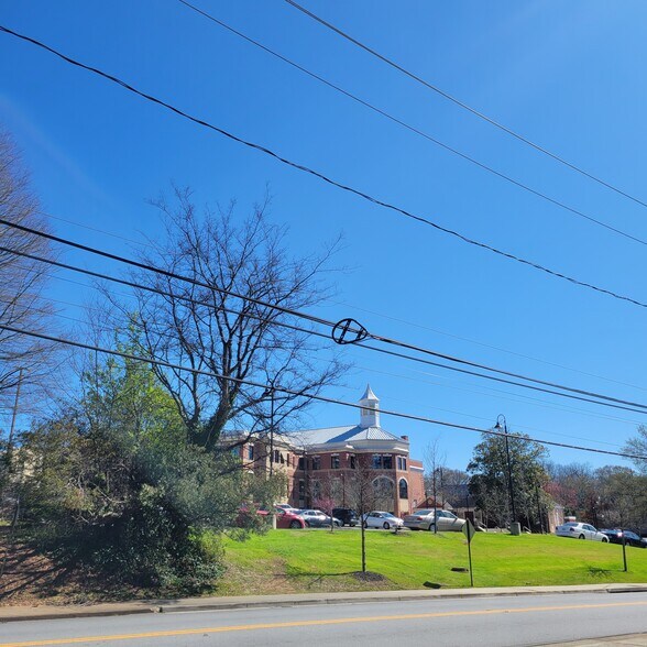 More Photos Of 2731 Church St, East Point Medical For Sale