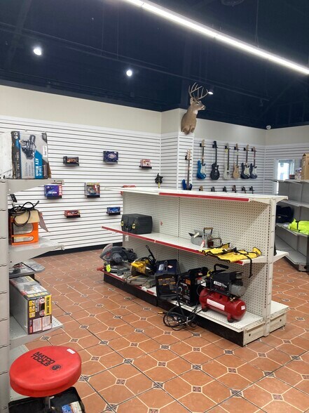 More Photos Of 2715 N Belt Hwy, Saint Joseph Freestanding For Lease