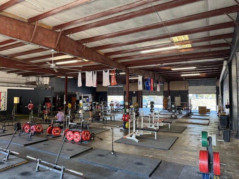 More Photos Of 1106 Smith Rd, Austin Warehouse For Lease