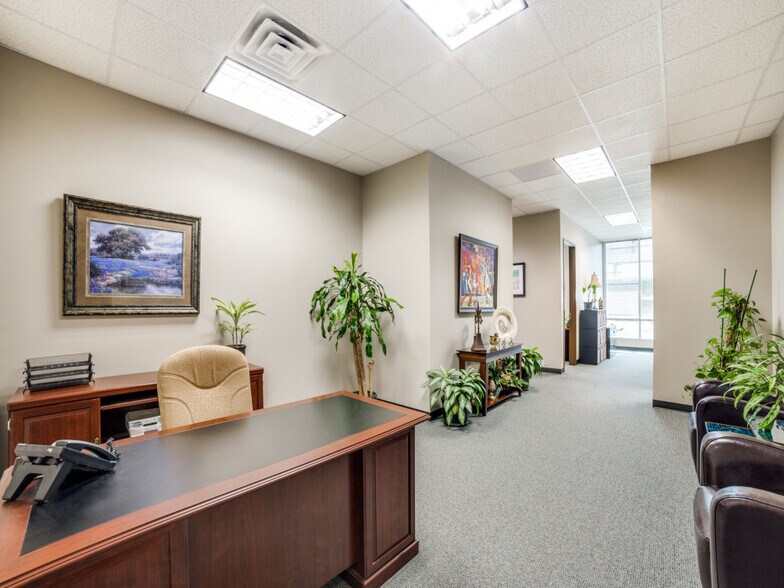 More Photos Of 2200-2202 Thousand Oaks Dr, San Antonio Office For Sale