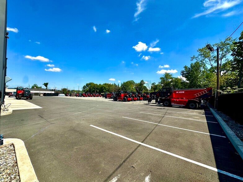 More Photos Of 651 N Michigan Ave, Kenilworth Service For Lease