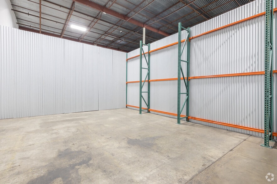 More Photos Of 3401 Navigation Blvd, Houston Distribution For Lease