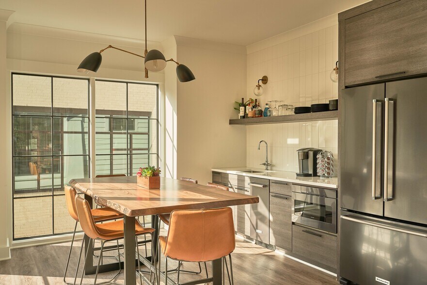 More Photos Of 1015 East Blvd, Charlotte Office For Lease