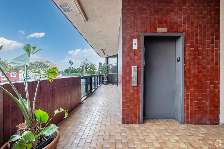 More Photos Of 8205 Santa Monica Blvd, West Hollywood General Retail For Lease