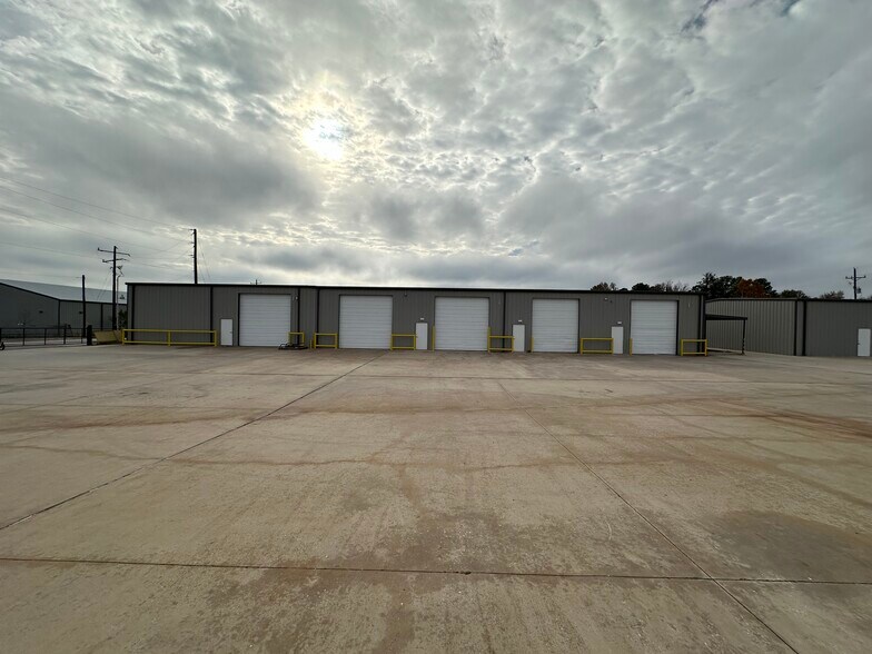 More Photos Of 2614 Industrial Ln, Conroe Warehouse For Sale