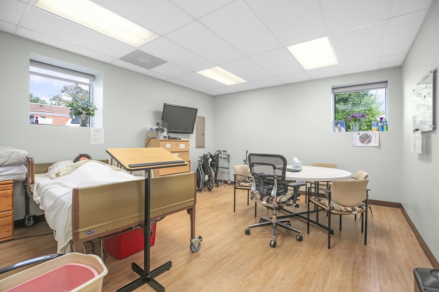 More Photos Of 107 Olde Greenwich Dr, Fredericksburg Office For Sale