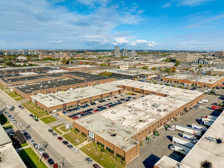 More Photos Of 295-371 Rue Deslauriers, Montréal Distribution For Lease