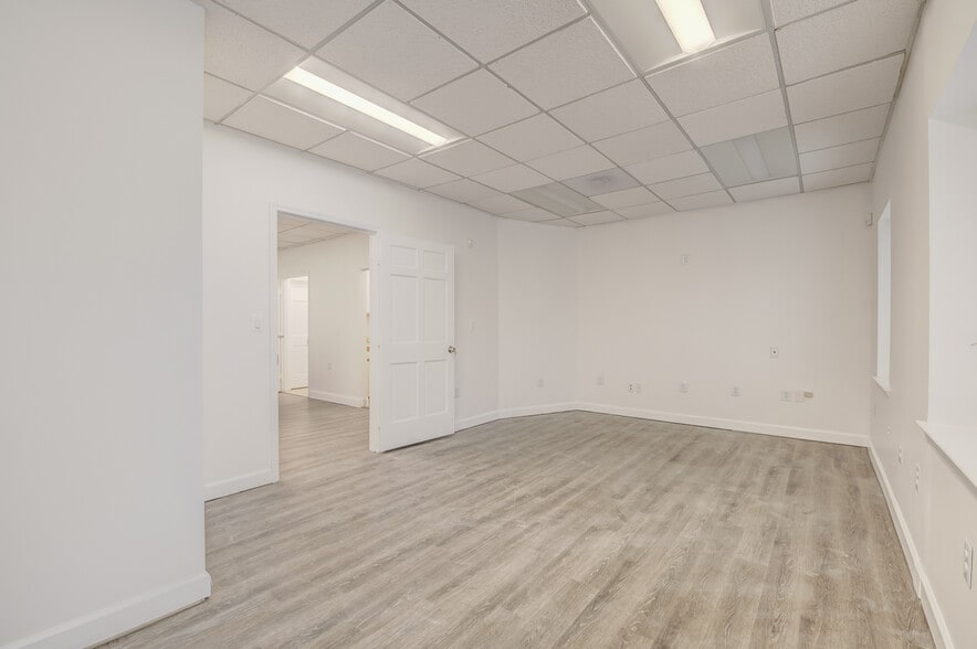 More Photos Of 4609 Pinecrest Office Park Dr, Alexandria Medical For Sale
