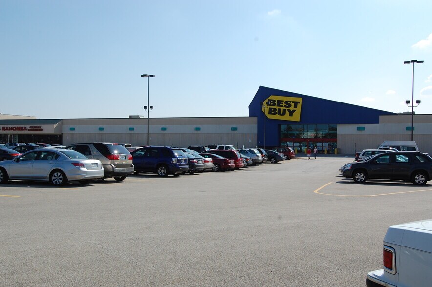 More Photos Of 2103-2109 N Veterans Pky, Bloomington Unknown For Lease