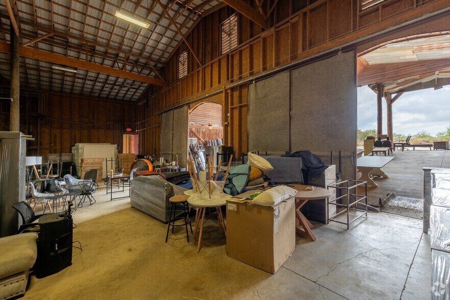 More Photos Of 11734 Schriber Rd, Buda Warehouse For Lease