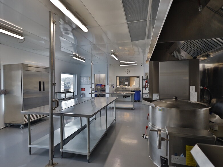 More Photos Of 333 Ch Brosseau, Cowansville Industrial For Lease