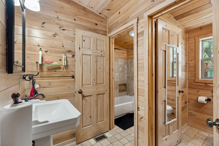 More Photos Of 4032 Ranch Road 3232, Johnson City Hotel For Sale