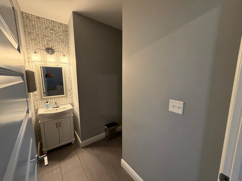 More Photos Of 3714 W Horatio St, Tampa Office For Sale