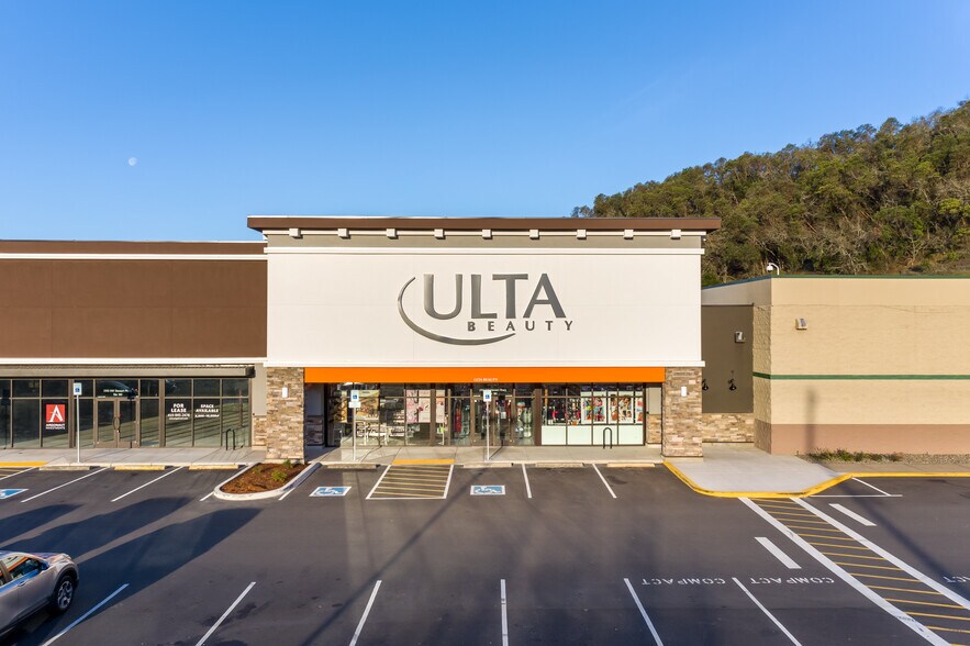 More Photos Of 1444 NW Garden Valley Blvd, Roseburg Unknown For Lease