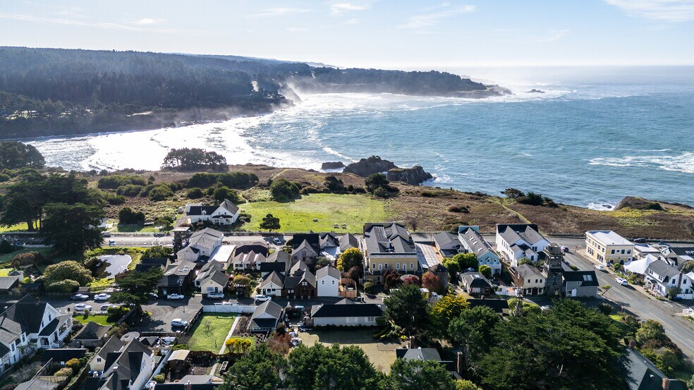 More Photos Of 45070 Main St, Mendocino Bar For Sale