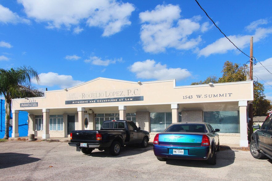 More Photos Of 1543 W Summit Ave, San Antonio Showroom For Sale