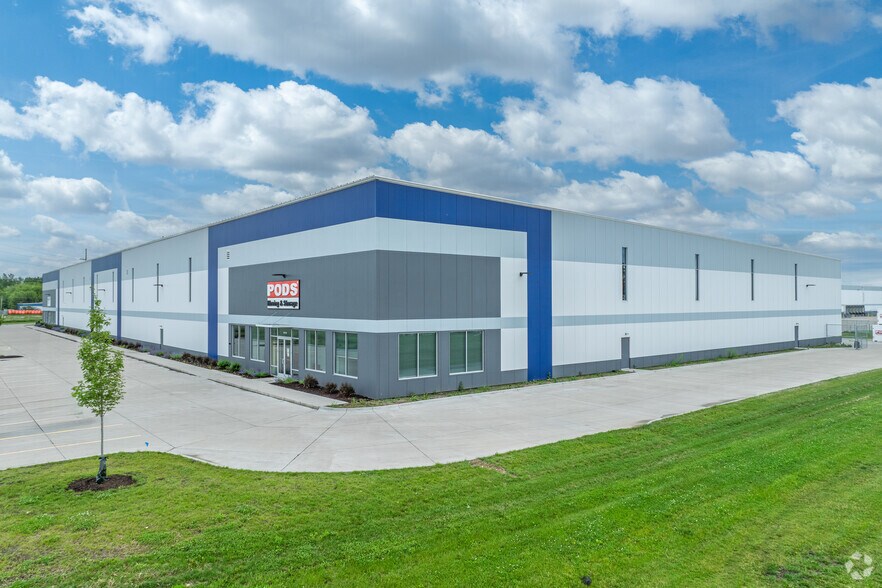 More Photos Of 4302 W 89th St, Davenport Warehouse For Lease