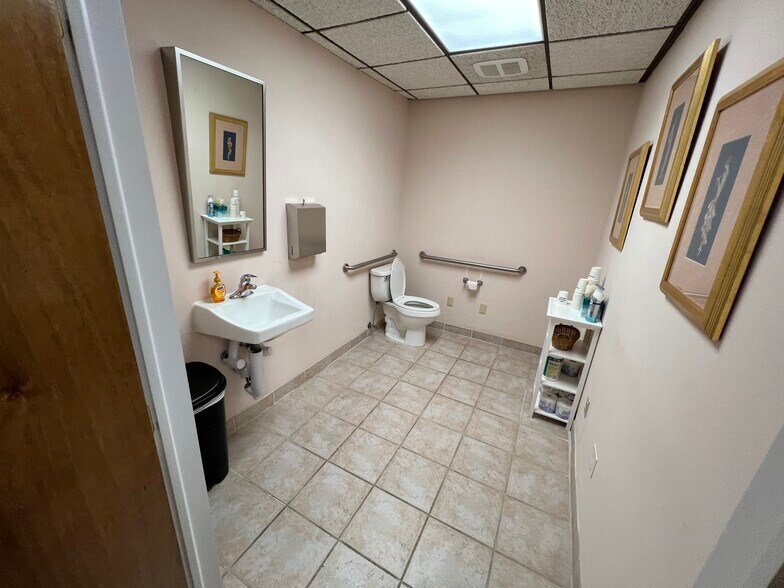 More Photos Of 971 US Highway 202 N, Branchburg Medical For Lease