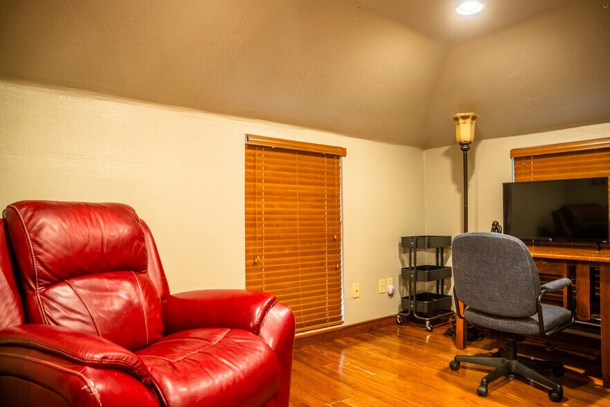 More Photos Of 1002 Old 66 Rd, Hydro Land For Sale