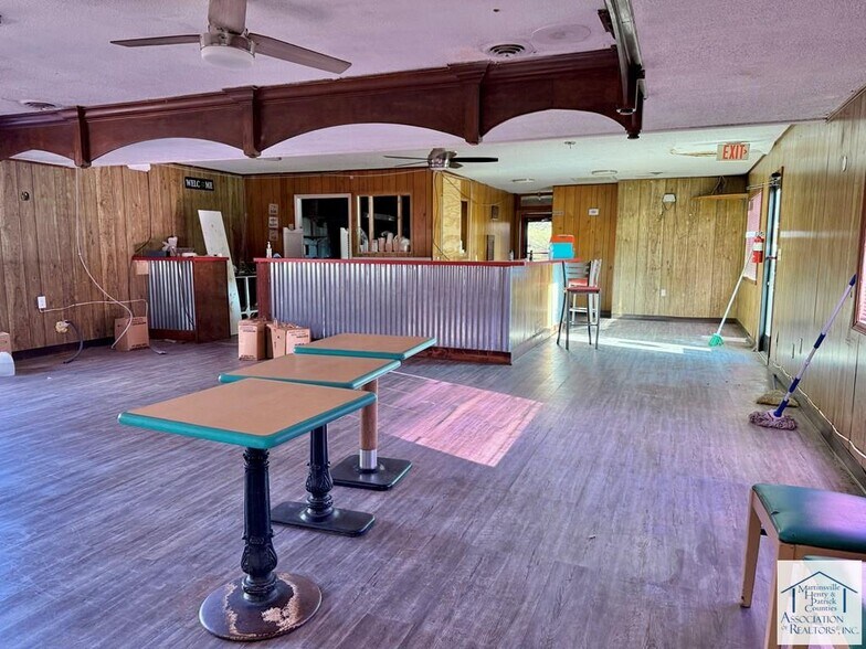 More Photos Of 82 Saddleridge Rd, Bassett Restaurant For Lease