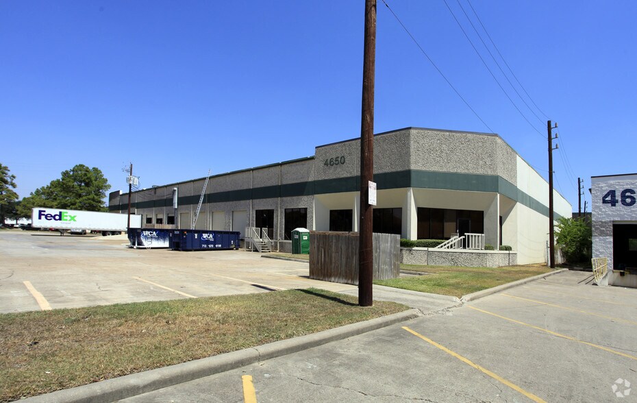More Photos Of 4650 S Pinemont Dr, Houston Warehouse For Lease