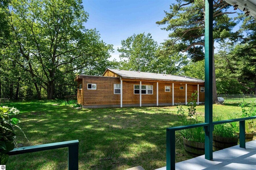 More Photos Of 18599 Mission Rd, Traverse City Hotel For Sale