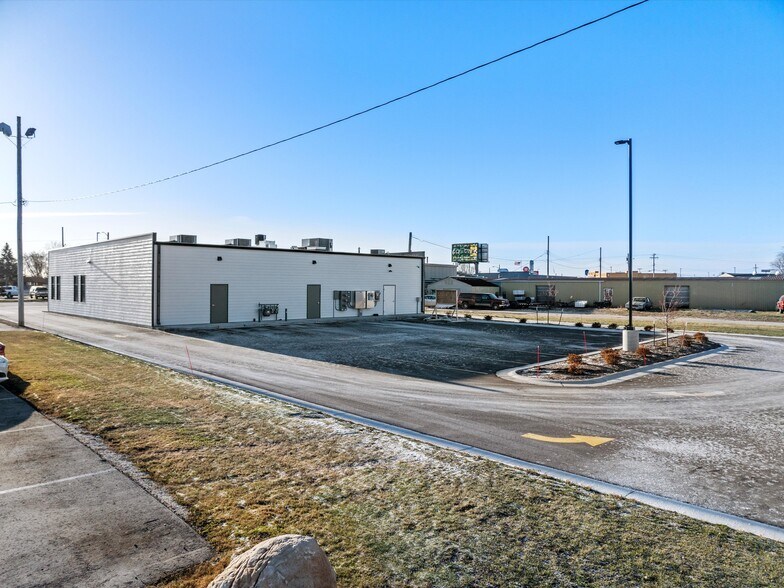 More Photos Of 3810 Calumet Ave, Manitowoc Freestanding For Sale