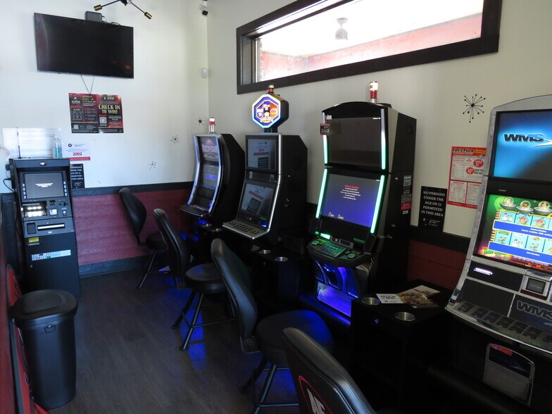 More Photos Of 403 S Main St, Wilmington Freestanding For Sale