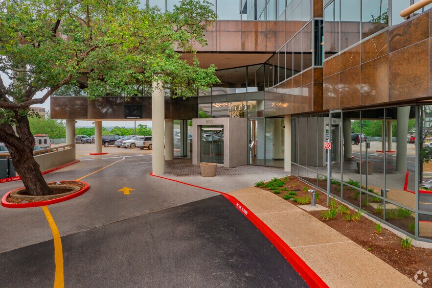 More Photos Of 8122 Datapoint Dr, San Antonio Office For Lease