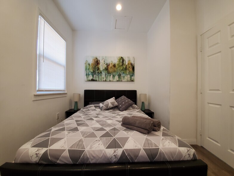 More Photos Of 1978 Bonsallo Ave, Los Angeles Apartments For Sale