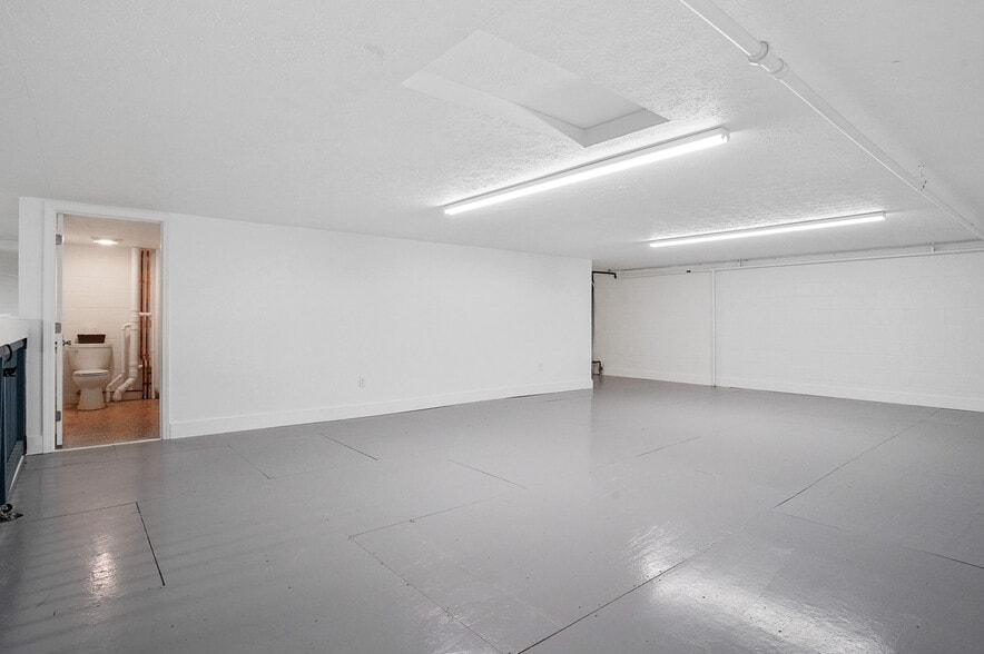 More Photos Of 1337 Commerce Dr, Stow Light Distribution For Sale